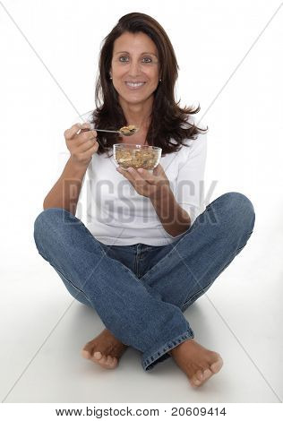Mujer madura comer cereales