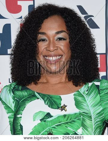 LOS ANGELES - SEP 24:  Shonda Rhimes arrives for the LGBT Center's Vanguard Awards 2017 on September 24, 2017 in Beverly Hills, CA                