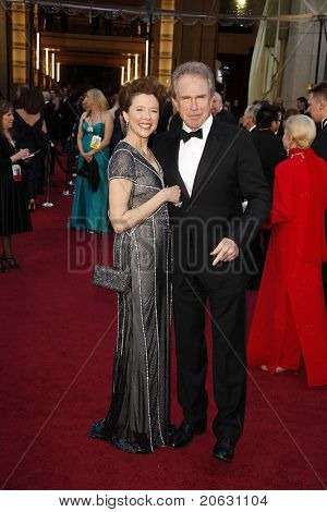 LOS ANGELES - helmikuu 27: Annette Bening ja Warren Beatty saapuvat kahdeksaskymmeneskolmas vuosittain Oscar - O