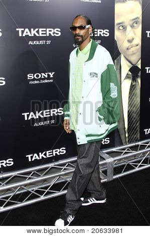 LOS ANGELES - AUG 4: Snoop Dogg přijíždí na premiéře Screen Gems 'zájemce' Arclight c