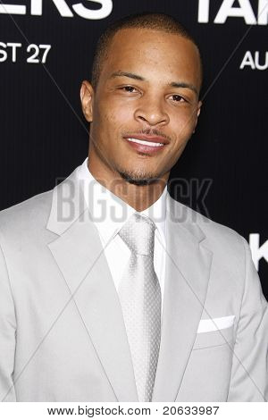 LOS ANGELES - AUG 4: Tip 'Ti' Harris přijíždí na premiéře Screen Gems 'zájemce' v oblouku