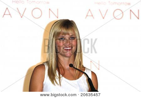 BEVERLY HILLS - 1 AUG: Reese Witherspoon spreekt nadat het werd aangekondigd dat zij zal dienen als Avon Produ