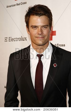 SANTA MONICA - április 9: Josh Duhamel érkezik: az amerikai Vöröskereszt, Santa Monica fejezet éves