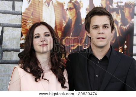 LOS ANGELES - APR 11: Caitlin Custer, Johnny Simmons ankommer til LA premieren på HBO Films ' Cine