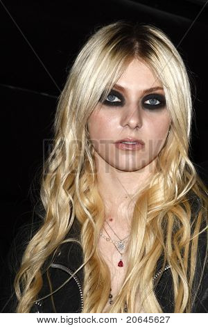LOS ANGELES - április 9: Taylor Momsen a Vans Warped Tour 2010 sajtótájékoztató és Kick Off Party