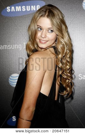 LOS ANGELES - 12. května: Sasha Pieterse na zahájení strana SAMSUNG infuze APLIKUJ 4G mléka Studios jsem