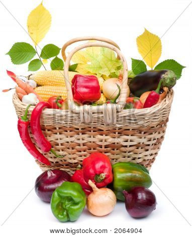 Farverige grøntsager i kurv