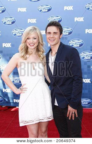 LOS ANGELES - 25 maja: Kris Allen, żona Katy w Finale American Idol w Nokia Theater w Los 
