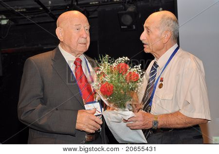 Cosmonauta Alexey Leonov e inventor de Beer-Sheva citadino Edward Sudakovsky no festival LIMUD Israel