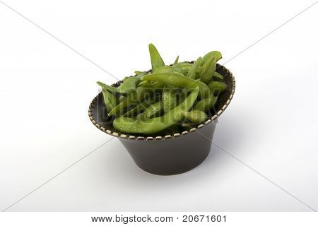 Sójové fazole Edamame v hnědé keramické misce
