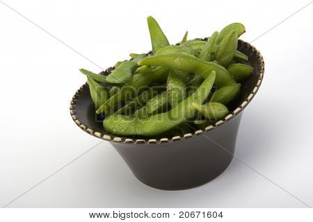Sójové fazole Edamame v hnědé keramické misce