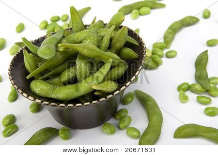 Sójové fazole Edamame v hnědé keramické misce