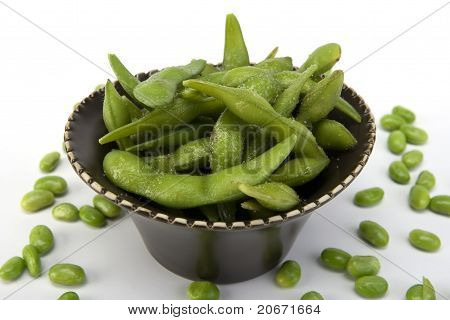 Sójové fazole Edamame v hnědé keramické misce