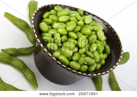 Sójové fazole Edamame v hnědé keramické misce