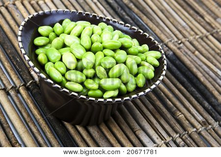 Sójové fazole Edamame v hnědé keramické misce
