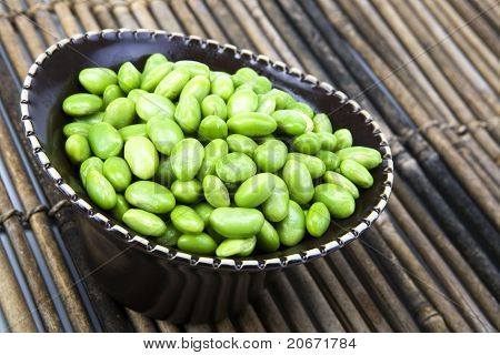 Sójové fazole Edamame v hnědé keramické misce