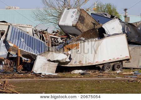 Tornado zerstört LKW