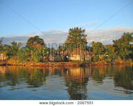 Lille hyggelig fisker landsby ved solnedgang på Canal Des Pangalanes, Madagaskar
