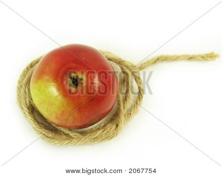Cadena y manzana roja