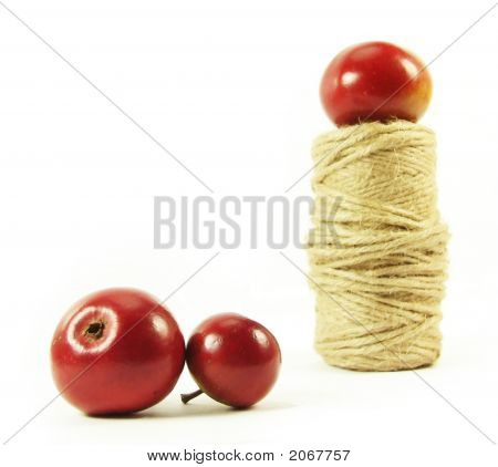 Cadena y manzanas rojas