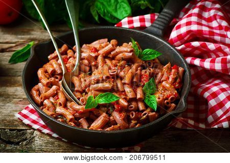 Legume Pasta alla Puttanesca.style rustic. selective focus