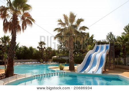Piscine avec toboggans