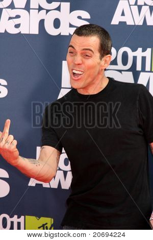 LOS ANGELES - JUN 5: Steve-O příletu 2011 MTV Movie Awards na Gibson amfiteátr na Čer