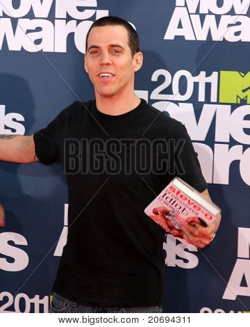 LOS ANGELES - JUN 5: Steve-O příletu 2011 MTV Movie Awards na Gibson amfiteátr na Čer