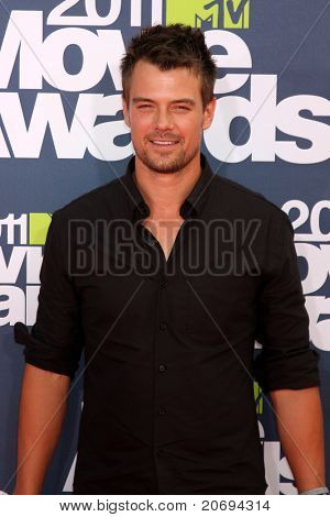 LOS ANGELES - június 5: Josh Duhamel érkezik a 2011 MTV Movie Awards-o Gibson Ampitheatre