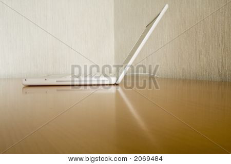 白いラップトップ