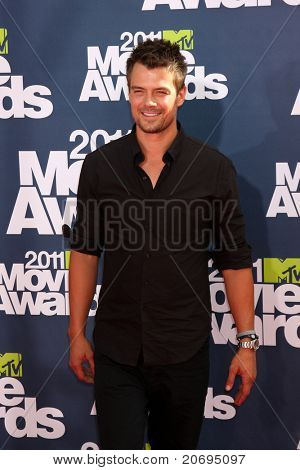 LOS ANGELES - június 5: Josh Duhamel érkezik a 2011 MTV Movie Awards-o Gibson Ampitheatre