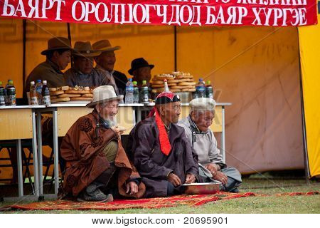 MĚSÍC suma, Mongolsko - 25. července: arbitry tradiční mongolské bojové festivalu na červenec 25, 2010 jsem