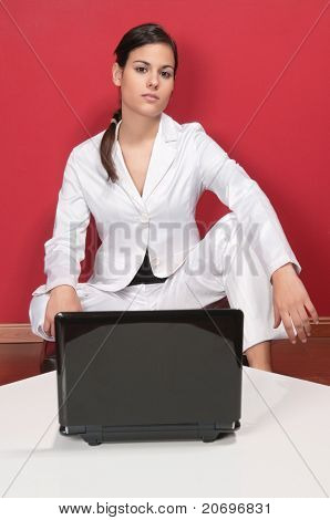 Okos üzletasszony, laptop, tábla előtt pózol portréja