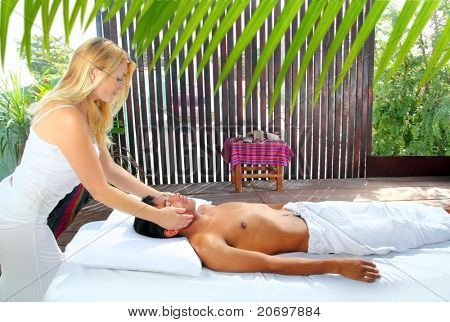 Masážní terapie reiki rehabilitaci v džungli kabině latiny a asijské technika
