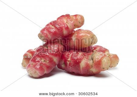 Hel och halv färsk rosa Oca på vit bakgrund