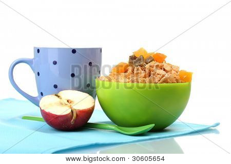 leckere Cornflakes in grüner Schale, Apple und Glas Milch, isoliert auf weiss