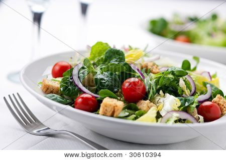 トマト、玉ねぎ、クルトンのサラダ