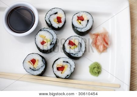 6 個入り寿司のプレートに