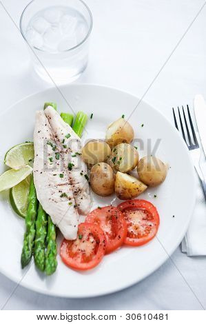 魚のポテト、アスパラガス、トマト、ライム