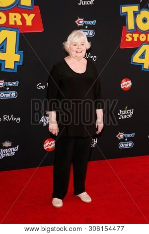 LOS ANGELES - JUN 11:  June Squibb at the 