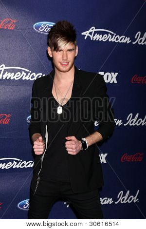 LOS ANGELES - MAR 1: Colton Dixon přijíždí na American Idol sezóna 11 Top 13 Party v The Gro