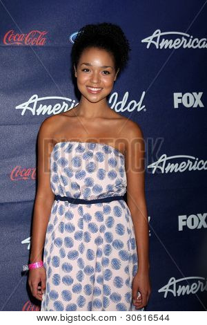 LOS ANGELES - MAR 1: Aisha Dee saapuu juhlissa American Idol kausi 11 Top 13 Grove