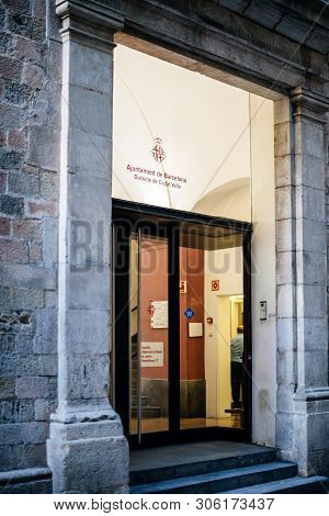 Barcelona, Spain - Nov 14, 2017: Entrance To Ajuntament De Barcelona Districte De Ciutat Vella With 