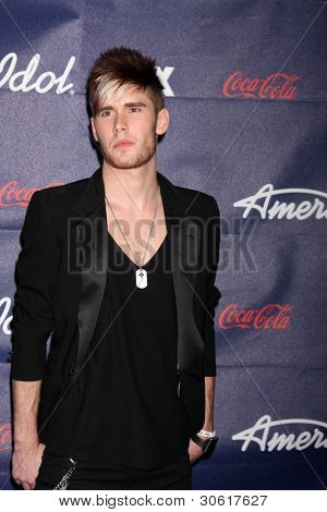 LOS ANGELES - MAR 1: Colton Dixon dorazí na American Idol sezóna 11 Top 13 Party v The Gr