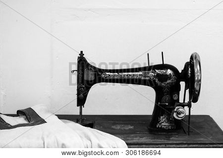 Volzhsky, Russia - Apr 26, 2019: Old Sewing Machine Singer In The Museum Of Russia Retro Style.