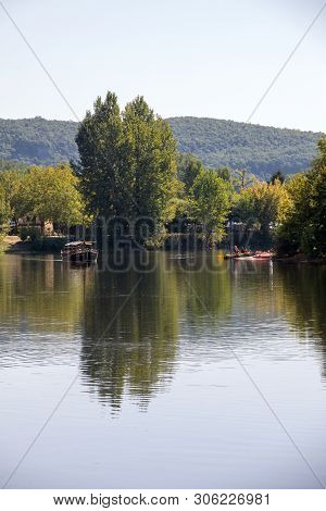 Beynac Et Cazenac, Dordogne, France - September 4, 2018: Canoeing And Tourist Boat, In French Called