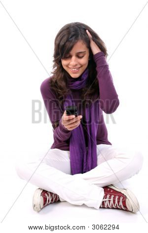 Casual ragazza giovane, felice, guardando il suo cellulare