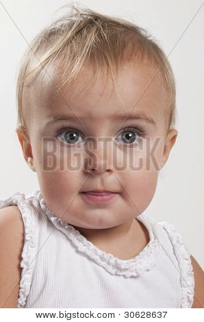 Zvědavé batole dívka