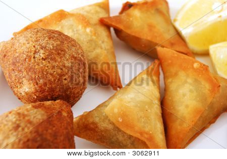 Arabische Kubbe und Samosa Vorspeisen