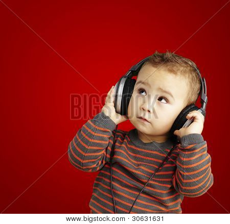 Porträt eines gut aussehend Kind Musik hören bis über re suchen